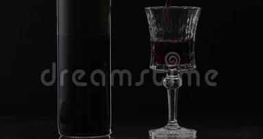 玫瑰酒。 红酒倒在黑色背景上的酒杯里。 剪影